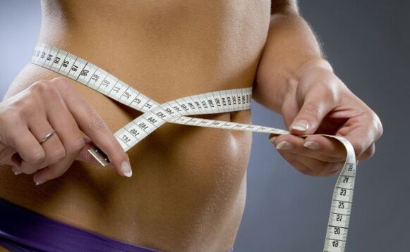Al perder 7 kg a la semana gracias a las dietas y los ejercicios, puede lograr formas elegantes. 