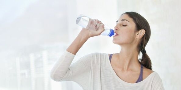 Para perder peso rápidamente, debe beber al menos 2 litros de agua al día. 