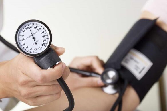 Las personas con presión arterial alta tienen prohibido seguir una dieta perezosa. 