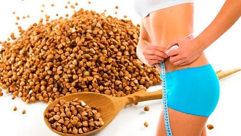 Medición de la cintura durante la dieta de trigo sarraceno.